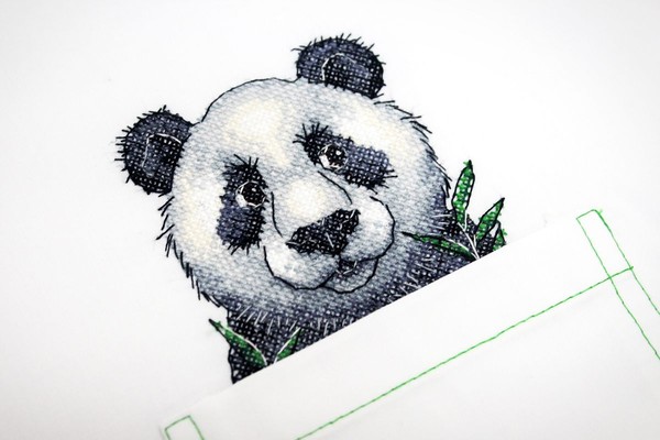 Вышивка на одежде Веселая панда